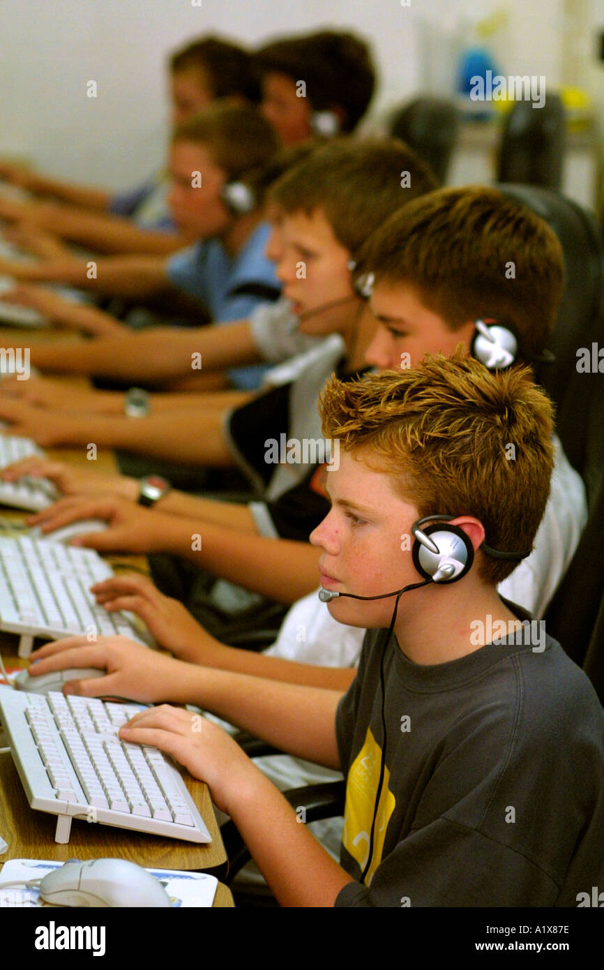 Los muchachos jugar juegos de computadora juntos Foto de stock