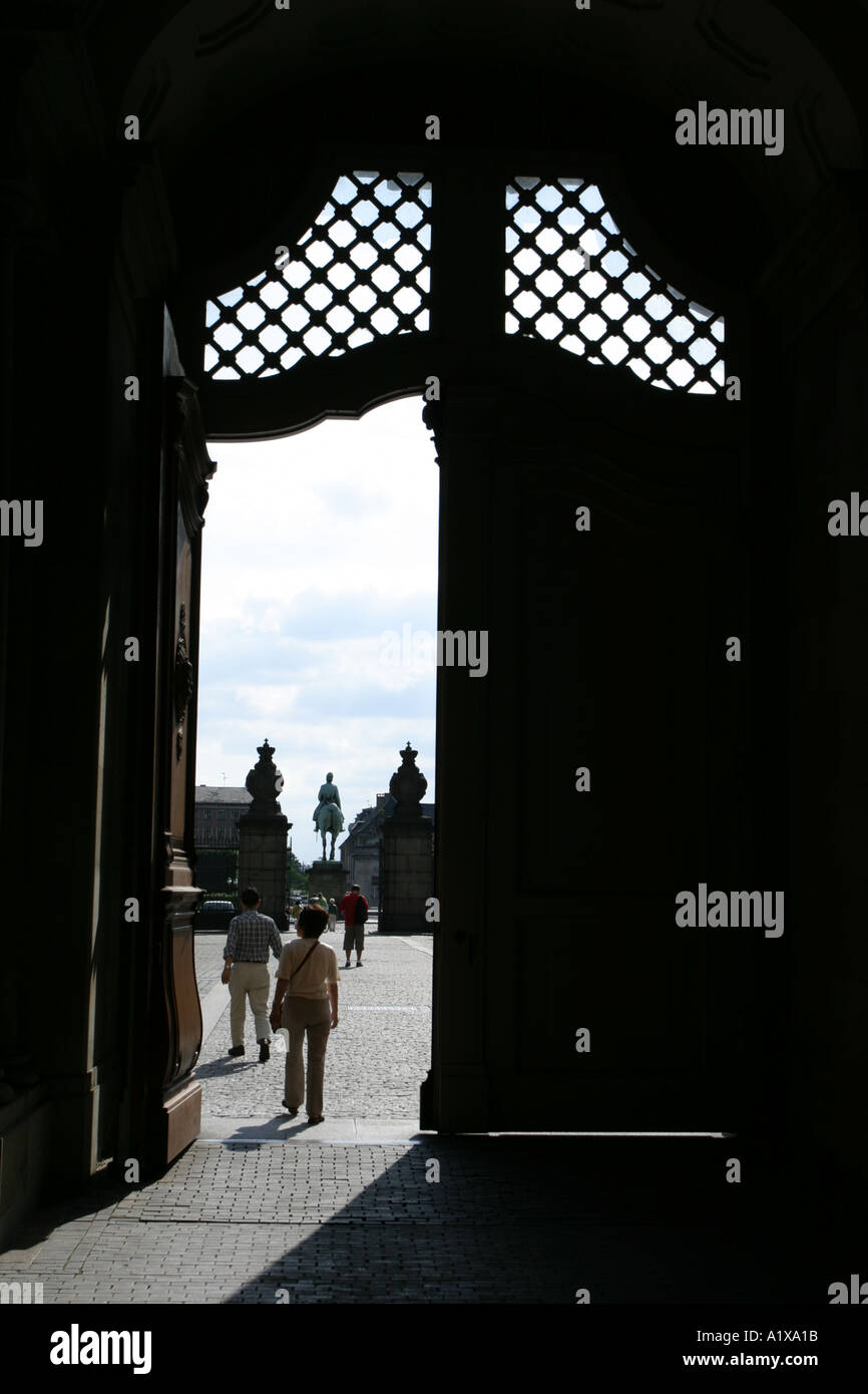 Puerta de entrada al palacio de Christiansborg en Copenhague, Dinamarca Foto de stock