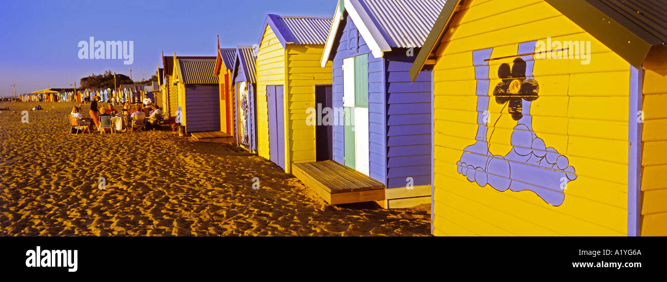 Pintado cuadros de bañarse en la playa de Brighton a la bahía de Port Phillip en Melbourne Victoria Australia panoramic Foto de stock