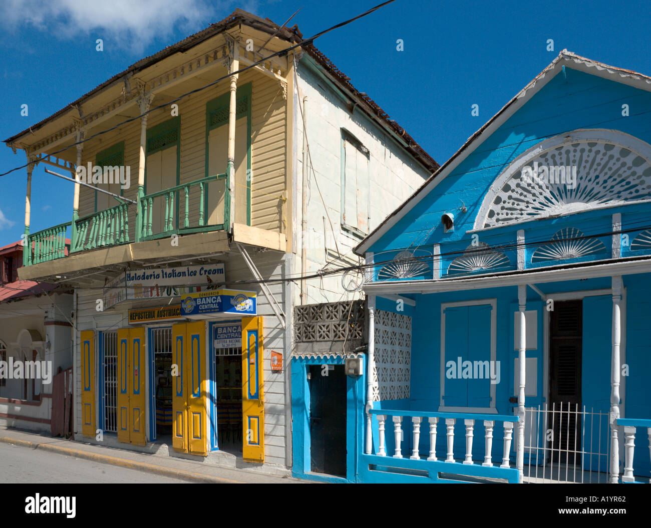 Casas típicas locales en el casco antiguo de la ciudad, Puerto Plata, Costa Norte, República Dominicana, El Caribe Foto de stock