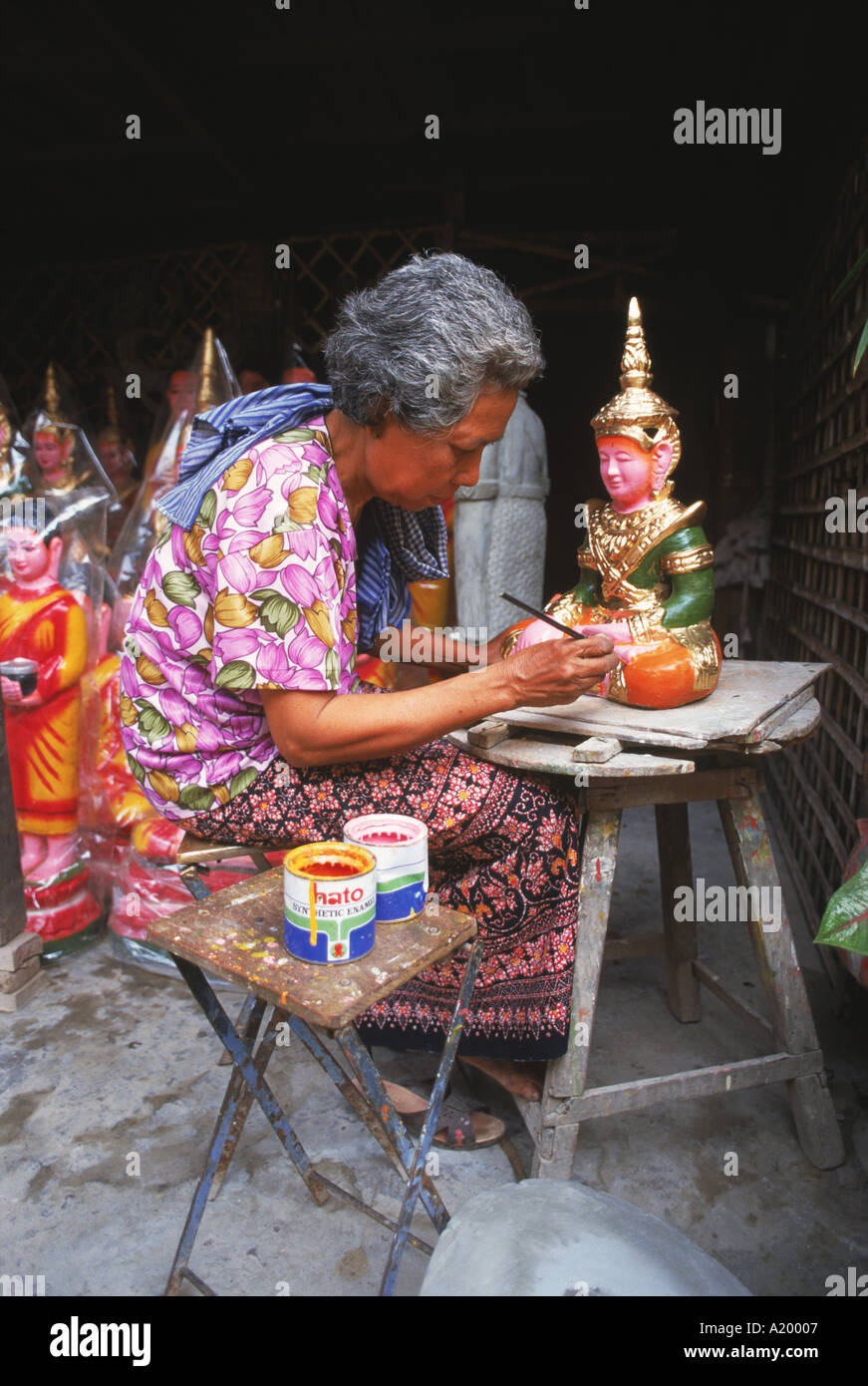 Una mujer pintura artefactos para los templos destruidos por el Khymer Rouge en Phnom Penh, Camboya Asia G Hellier Foto de stock