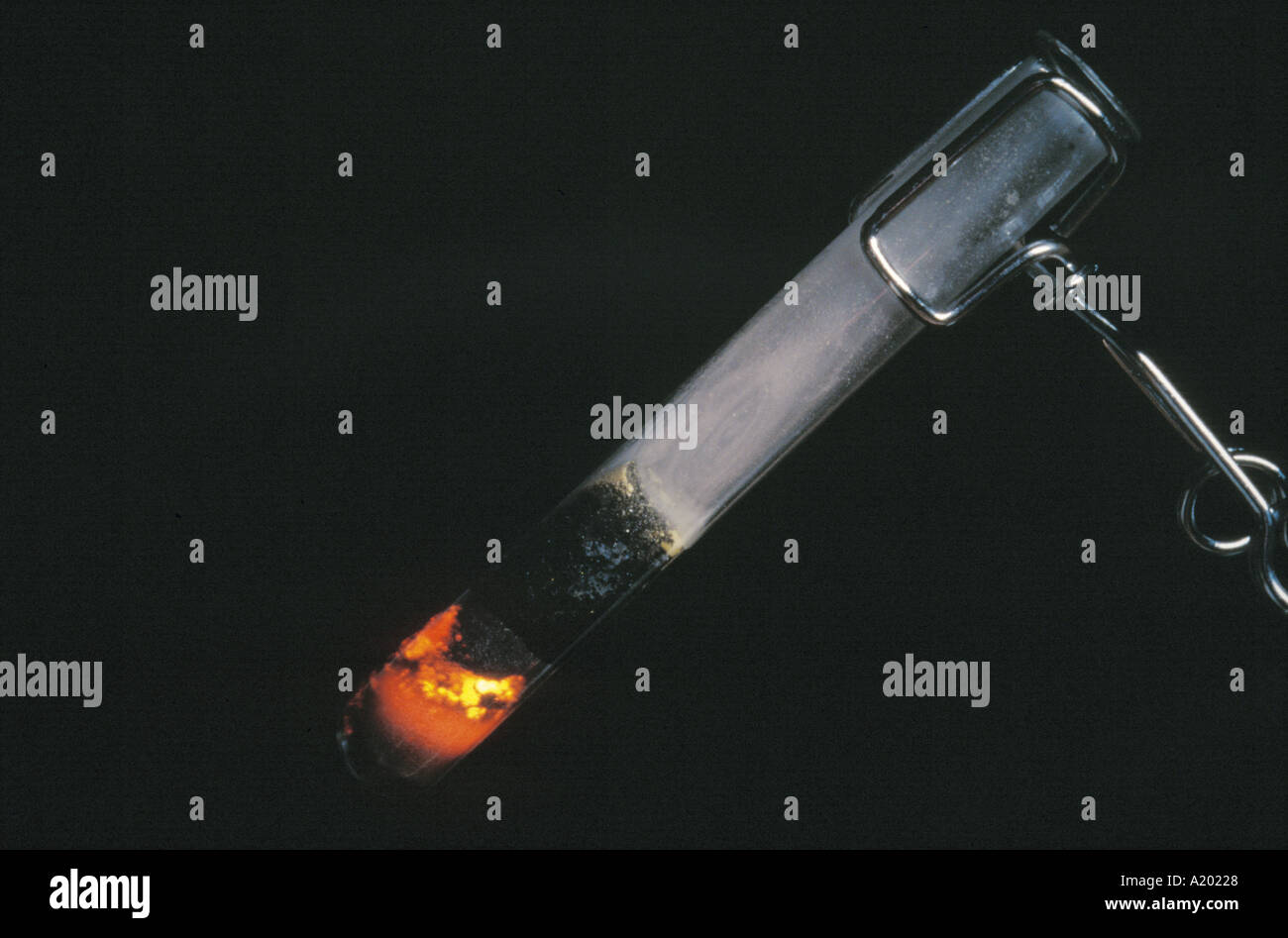 Mezcla de azufre y hierro en el tubo de ensayo se ilumina en color rojo  caliente mostrando reacción exotérmica Fotografía de stock - Alamy