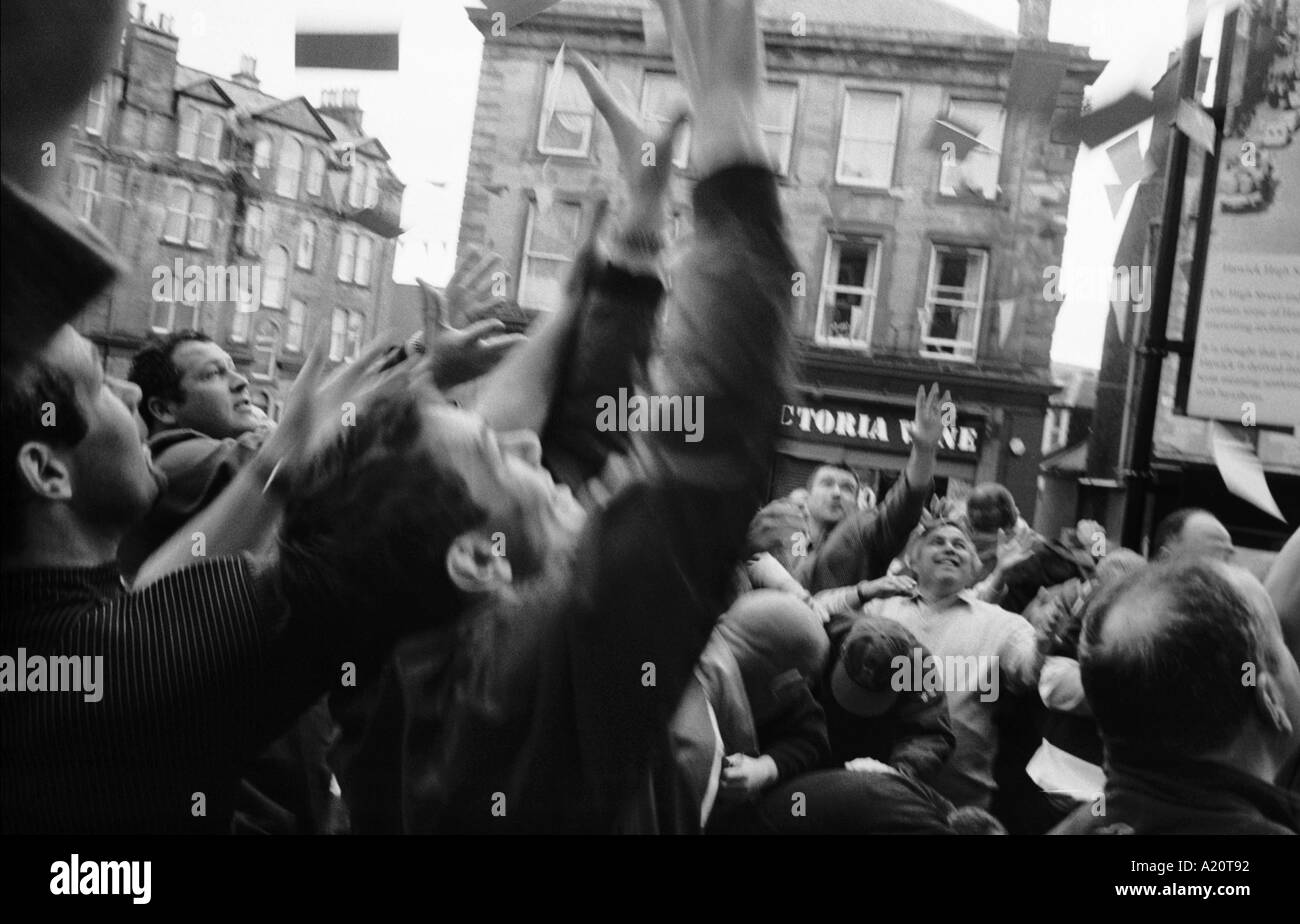 Los hombres luchando para coger sobres de rapé, Hawick comunes celebraciones de Semana Hípica, Scotland, Reino Unido Foto de stock
