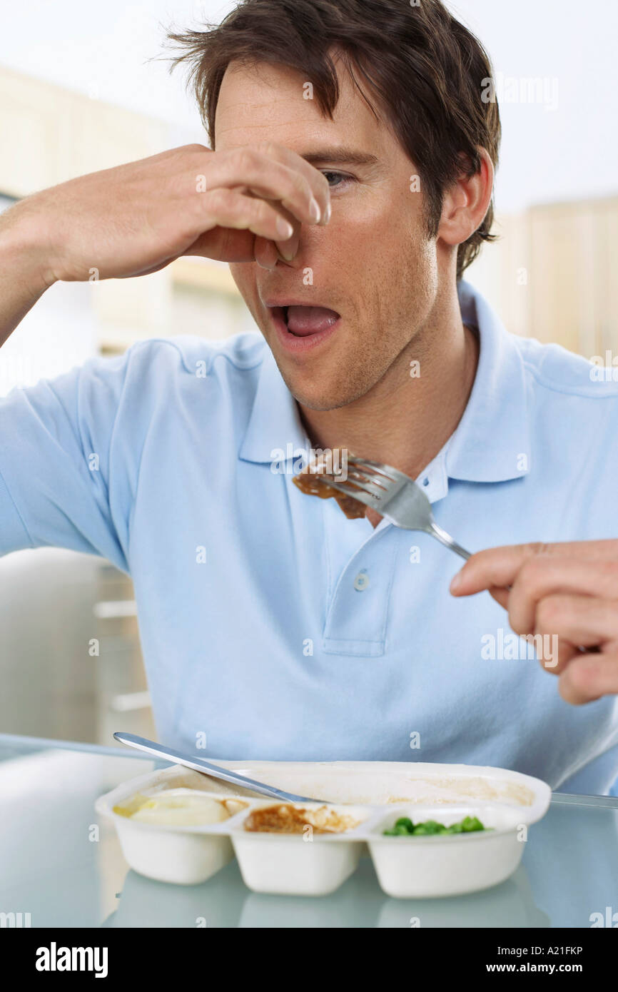 Hombre Comiendo Cena Congelada Fotografia De Stock Alamy