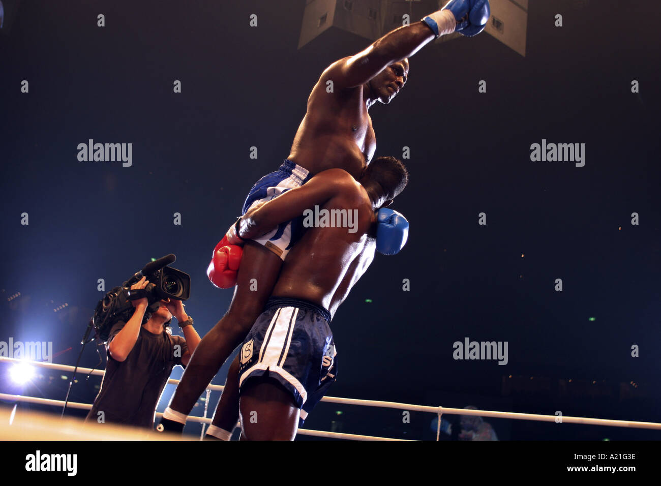 Ganadores y perdedores en un K-1 kick boxing lucha, Tokyo Dome, Tokio, Japón. Foto de stock