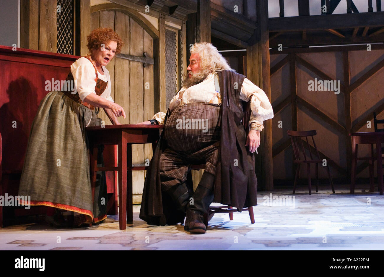 Mistress rápidamente interpretada por Judi Dench y Sir John Falstaff interpretado por Simon Callow Foto de stock