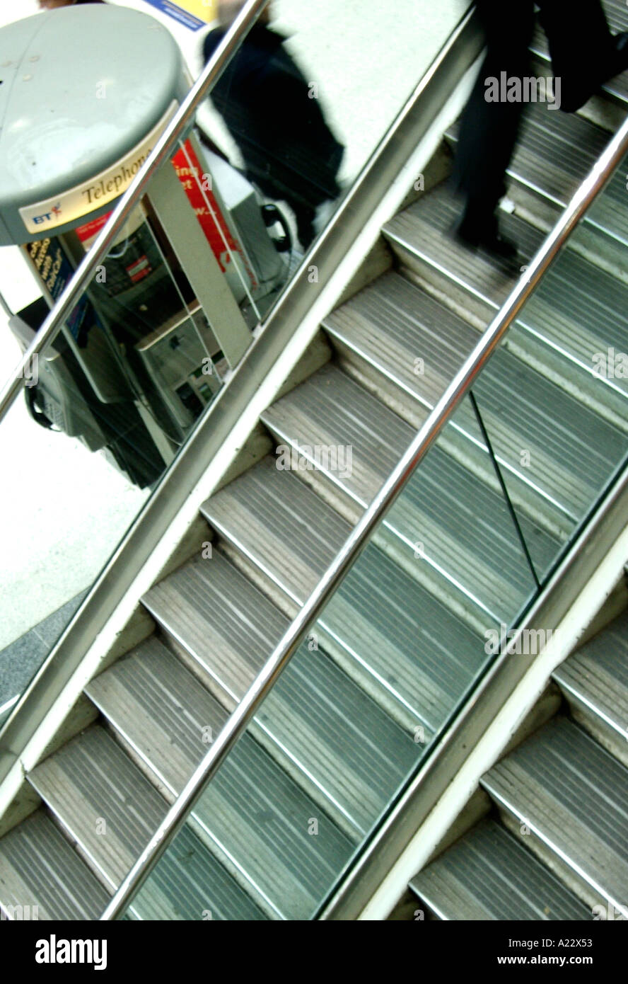 Escalera recta Liverpool con barandilla de aluminio