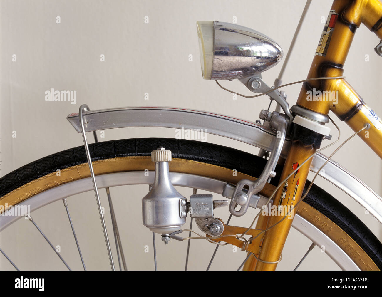 Una dinamo de bicicleta en una bicicleta Fotografía de stock - Alamy