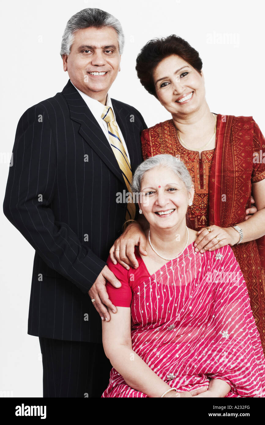 Retrato de una mujer madura con su hijo y su hija sonriendo Foto de stock