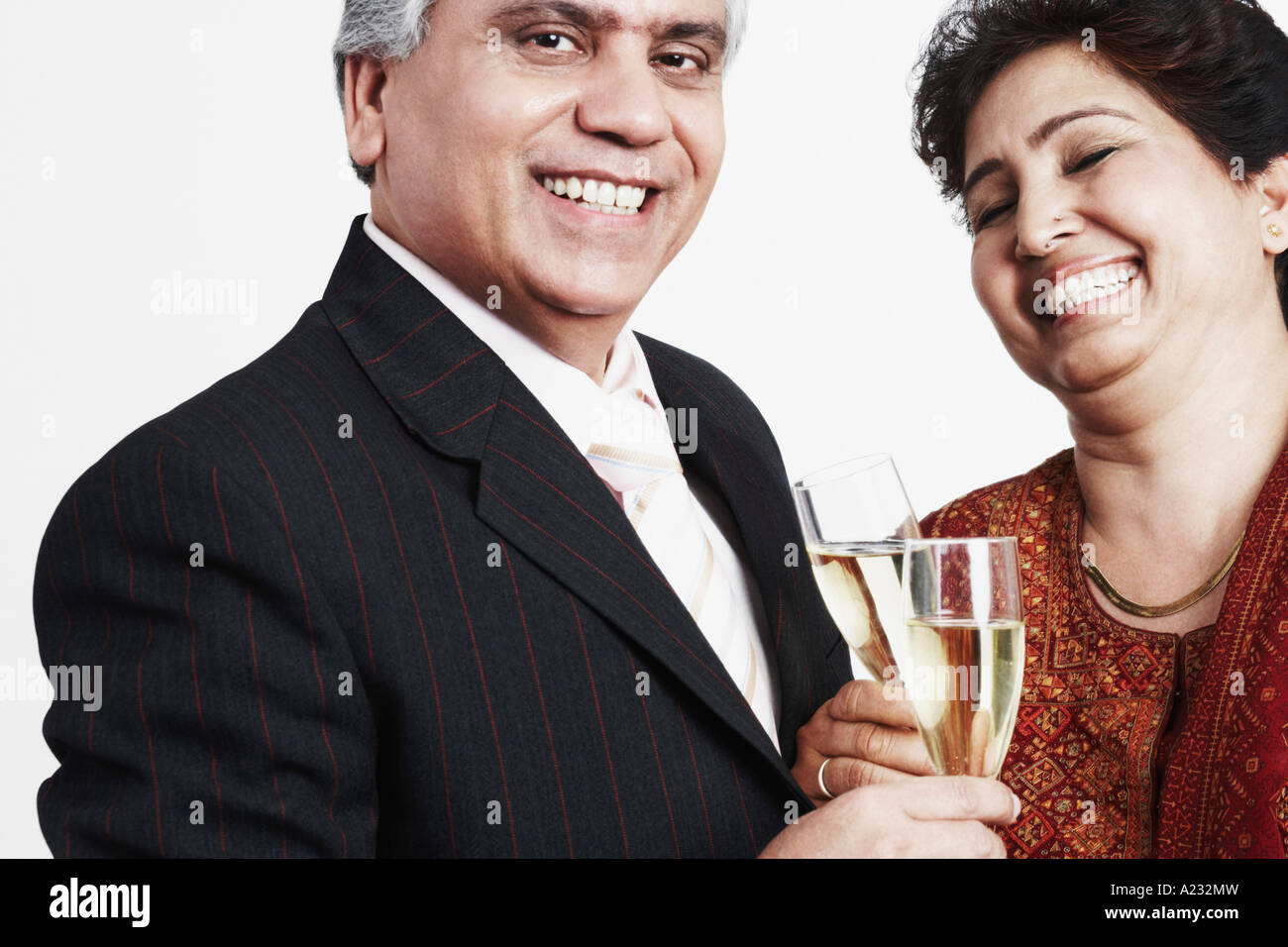 Close-up de una pareja madura brindando con copas de champaña Foto de stock