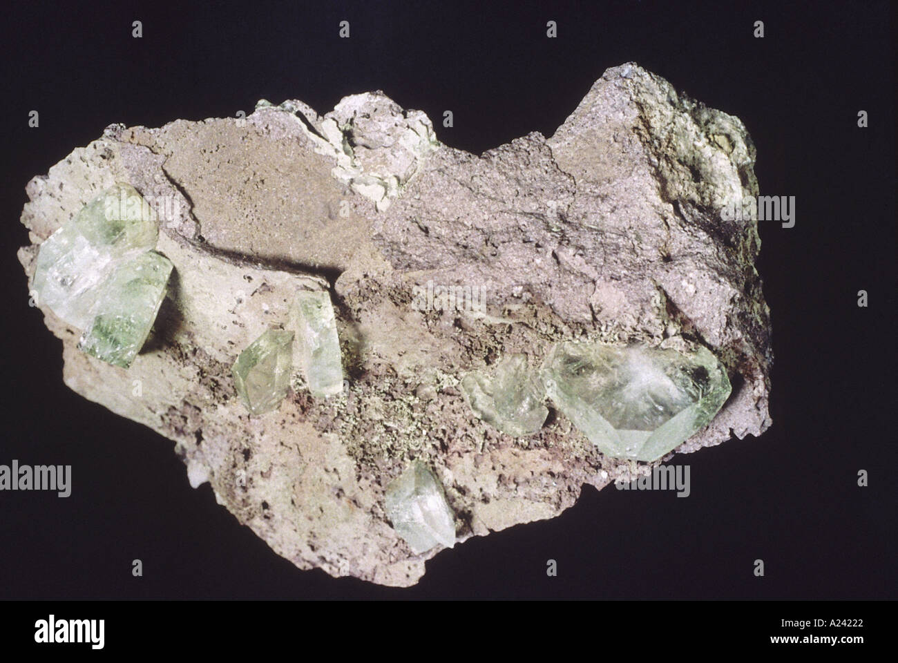 Apophyllite, una roca compuesta de claro, blanco, verde claro cristales estriados. Foto de stock