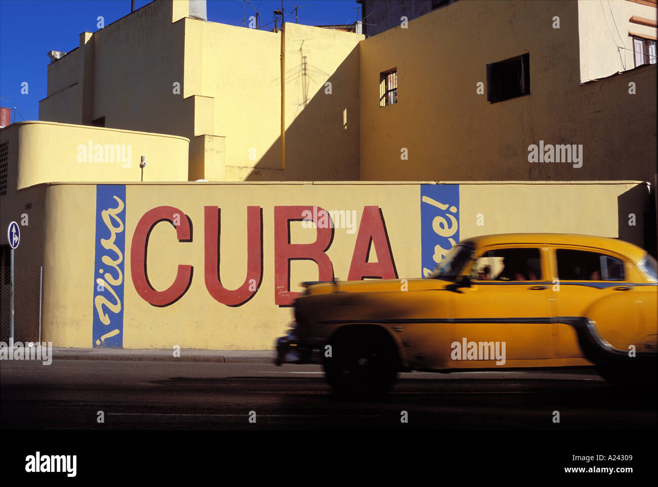 Cuba La Habana 1950 Chevrolet pasando Viva Cuba mural Foto de stock