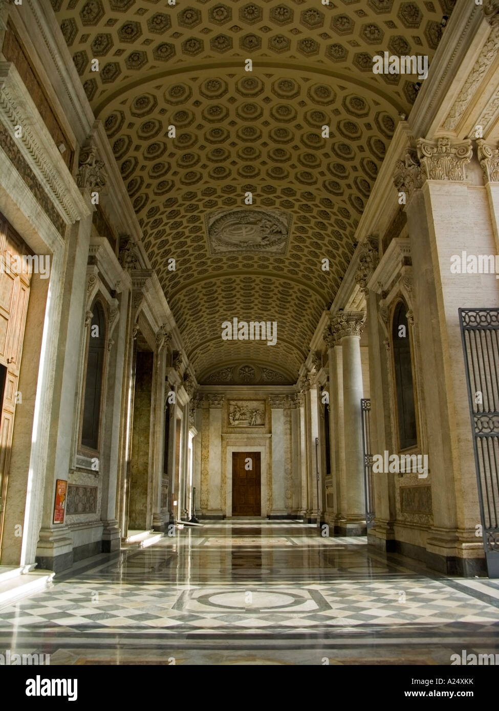 Iglesia de San Giovanni in Laterano vista interior, promeneade, Roma Italia Foto de stock