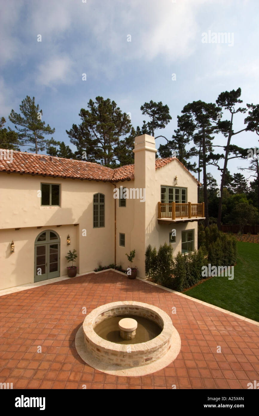 El exterior de una casa de lujo en California de estilo español con un gran  patio de baldosas rojas Fotografía de stock - Alamy