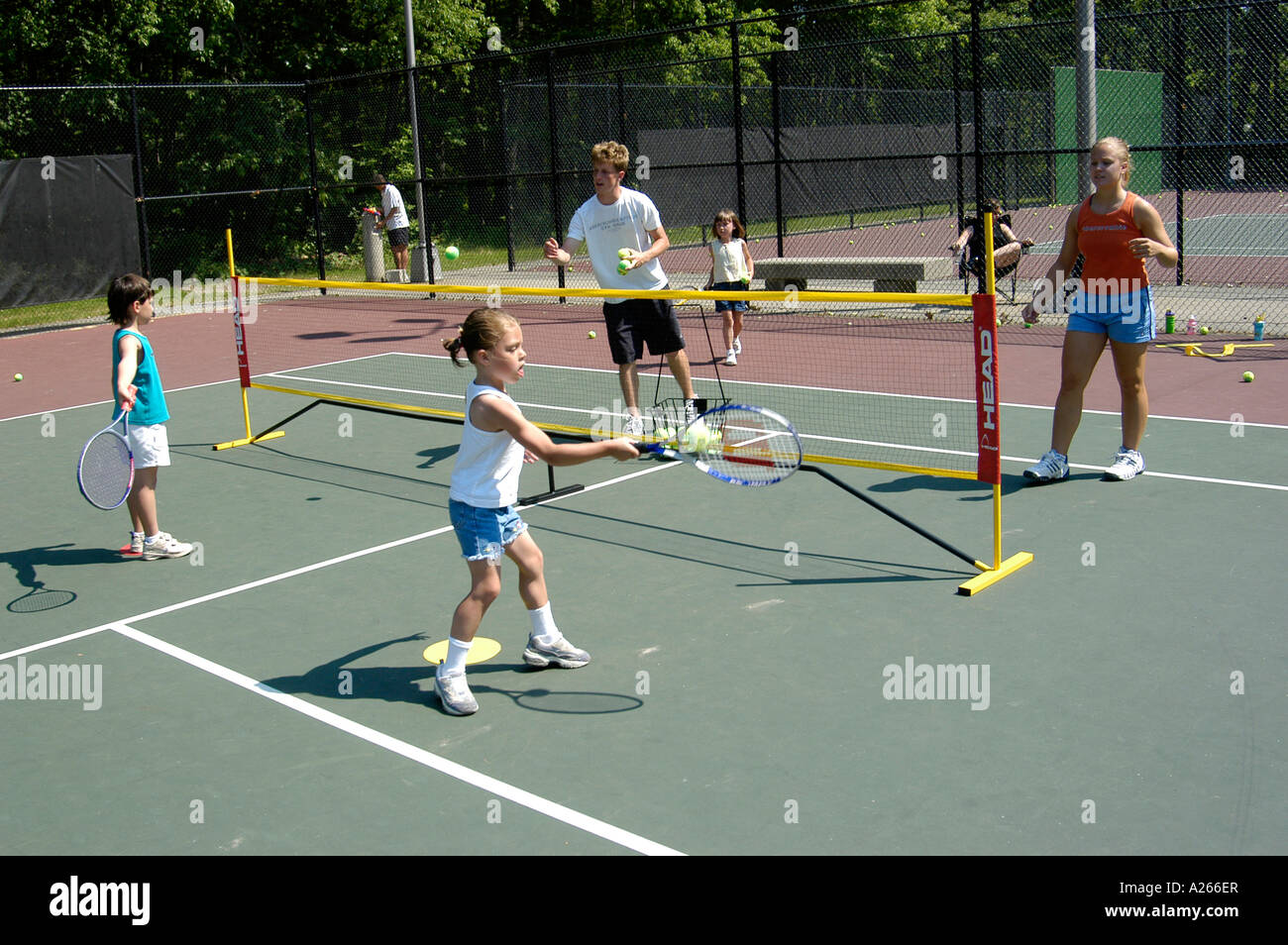 Las lecciones de tenis son proporcionados por el municipio local para ayudar a los niños a aprender el juego de tenis Foto de stock