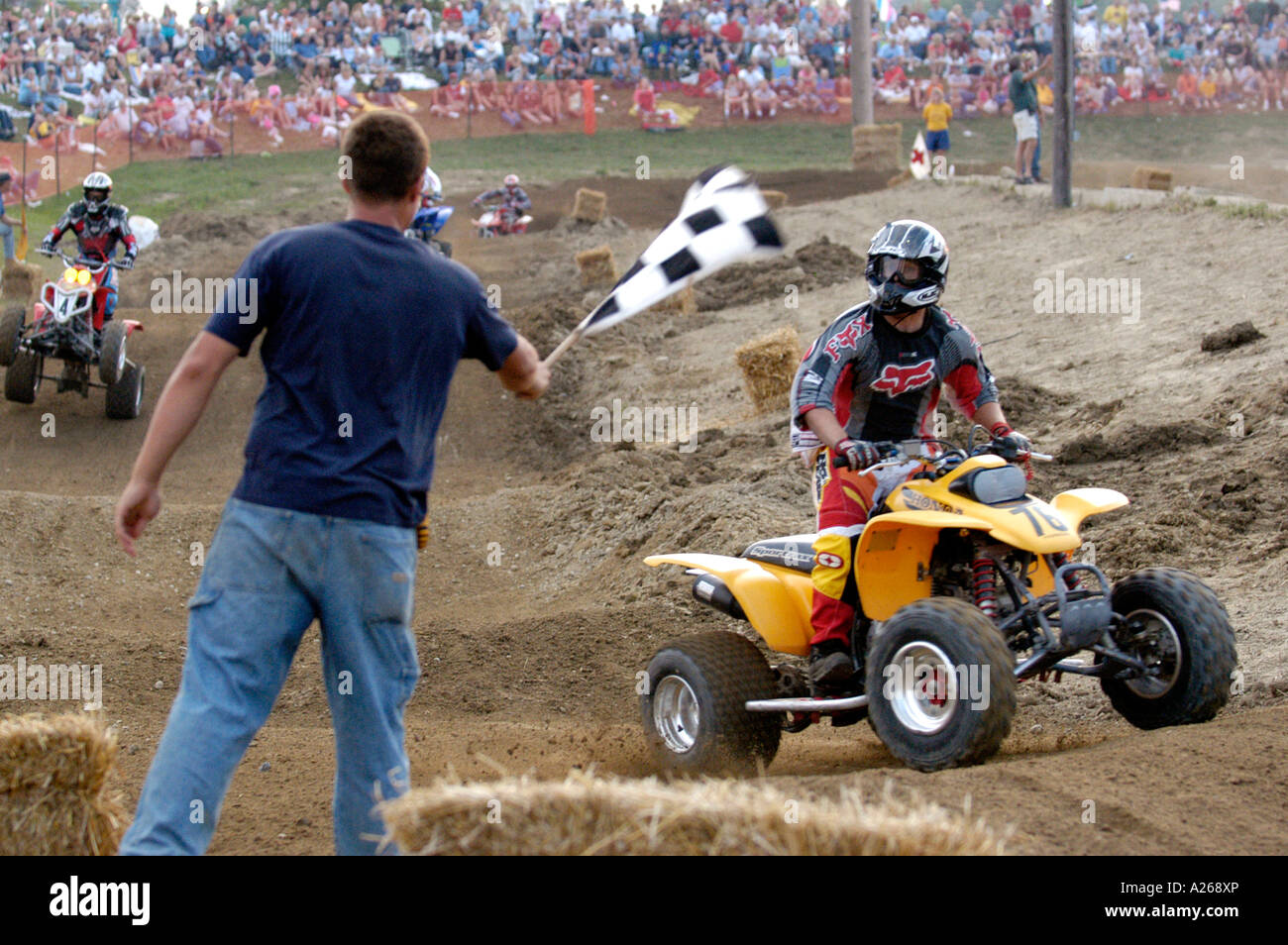 Bandera a cuadros indica el final de la carrera en un ATV vehículos