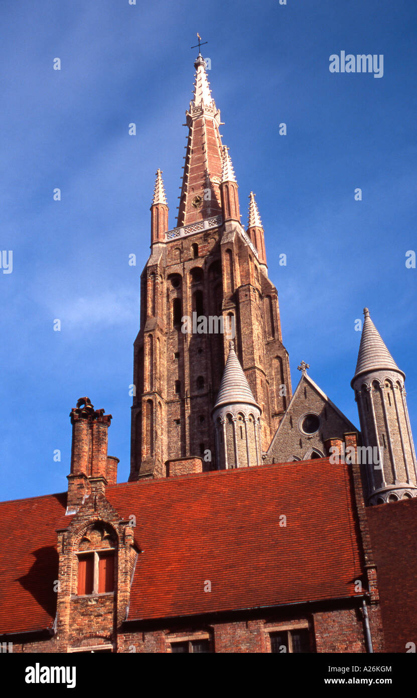 Un chapitel de la catedral domina la arquitectura medieval de Brujas. Foto de stock
