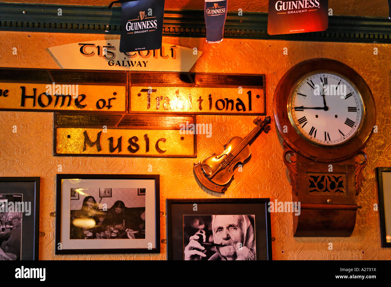 Sesiones de música en vivo son una parte fija en el pub irlandés cultura, Galway, Galway, Irlanda Foto de stock