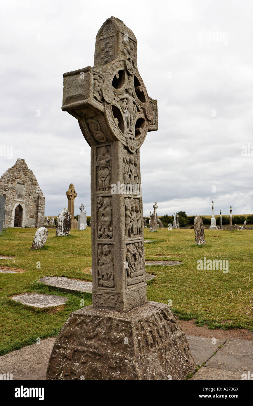 Cruz de los scripts de una cruz celta (copiar) en la zona de la abadía de clonmacnoise, Offaly, Irlanda Foto de stock