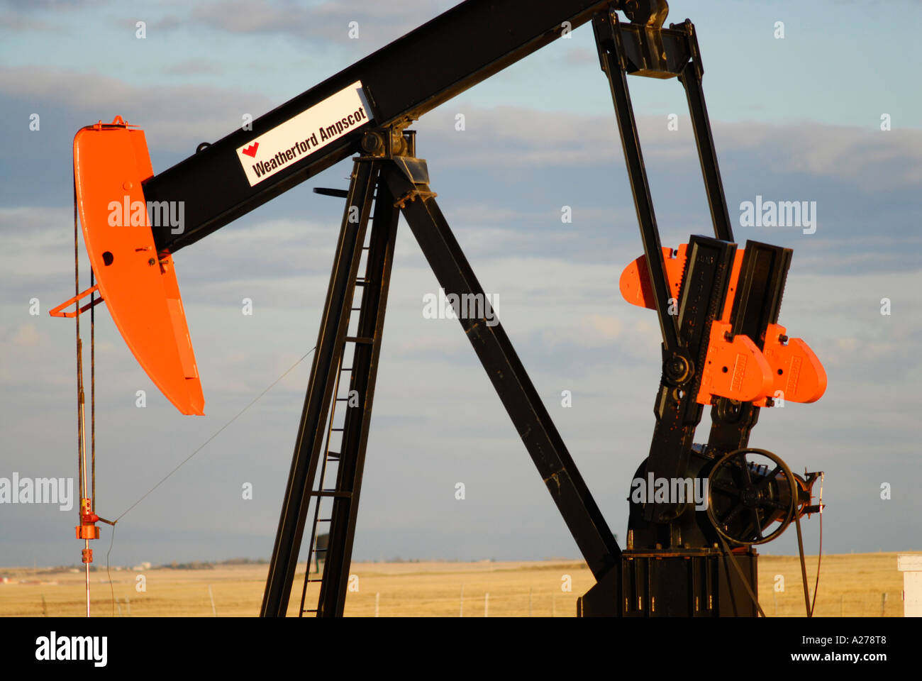Dibujo de la bomba de aceite el aceite del depósito en el sur de Alberta, Canadá parche de aceite Foto de stock