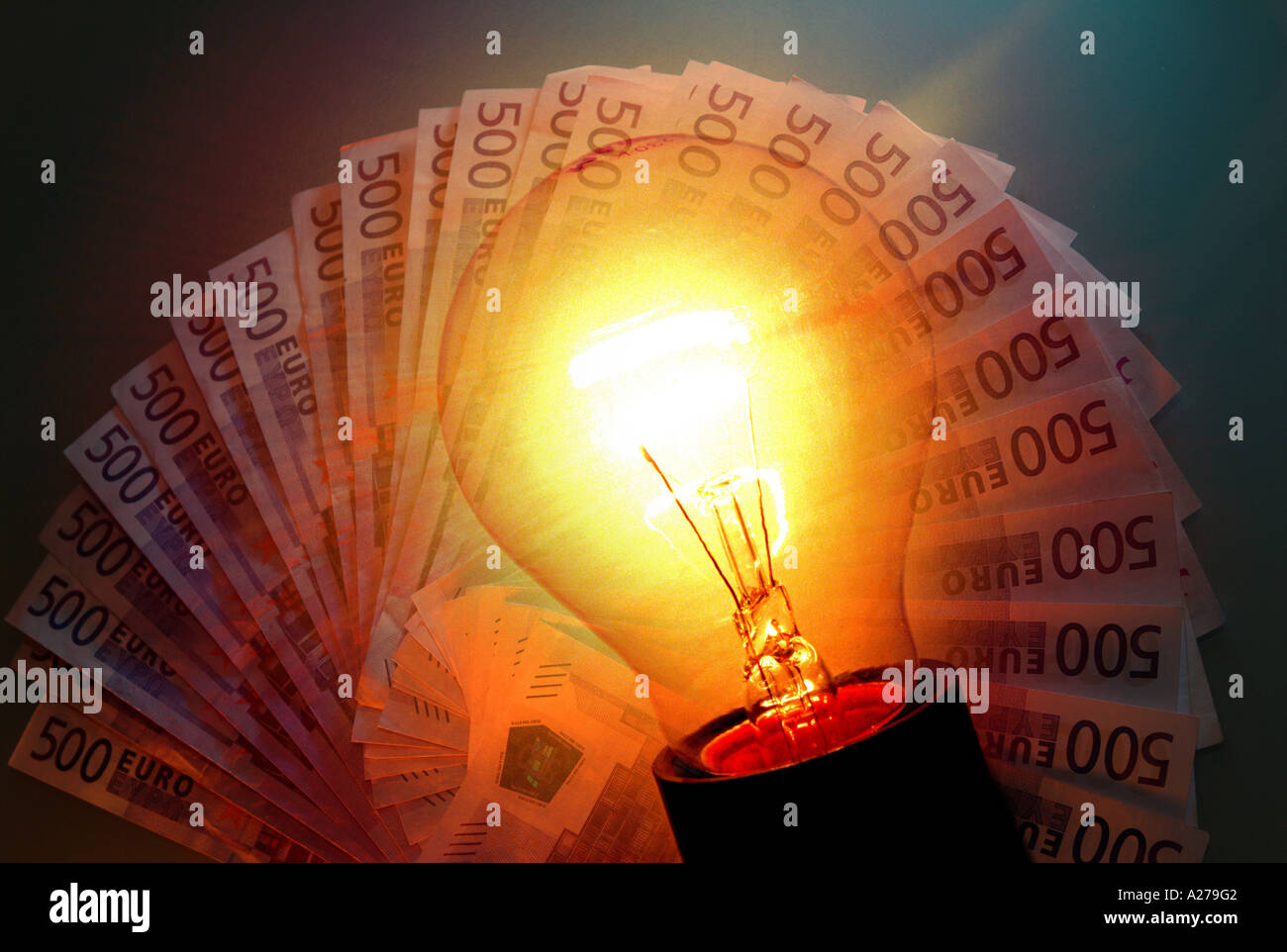 Los costos de la energía el precio de la electricidad quemando lámpara eléctrica con grandes billetes de 500 billetes en segundo plano. Foto de stock