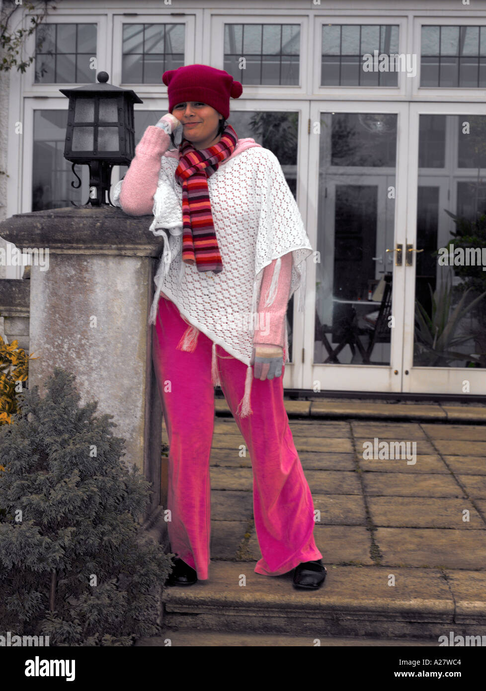 13 años de edad, niña vestir Lana Sombrero de lana Guantes Bufanda Poncho puente Fotografía de stock - Alamy 13 años de edad, niña vestir Lana Sombrero de lana Guantes Bufanda Poncho puente Fotografía de stock - Alamy