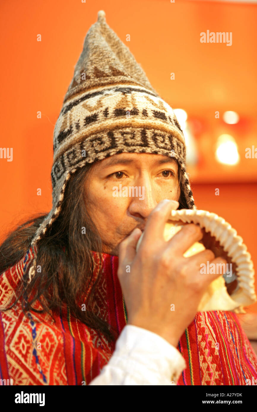 Mann en Perú traditionellem Kostuem, hombre soplando caracola retrato de bocina Foto de stock