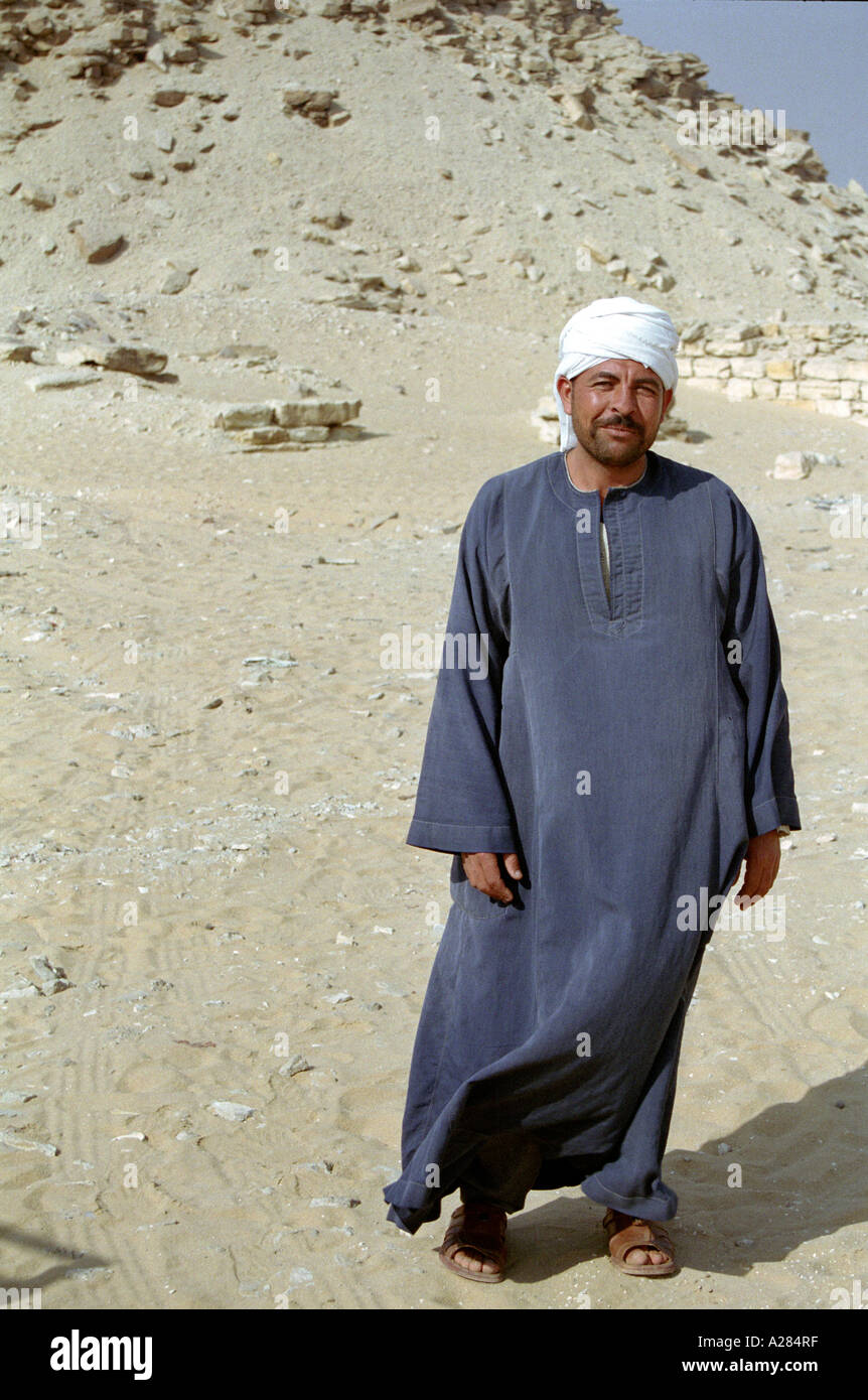 El hombre vestido de traje tradicional árabe de las pirámides de Egipto  Fotografía de stock - Alamy