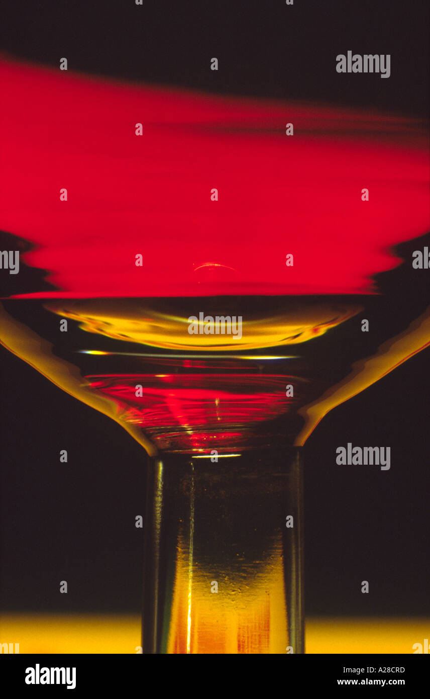 Primer plano de un vaso de vino tinto mostrando las reflexiones internas en el vástago de vidrio Fotografía de stock - Alamy Primer plano de un vaso de vino tinto mostrando las reflexiones internas en el vástago de vidrio Fotografía de stock - Alamy