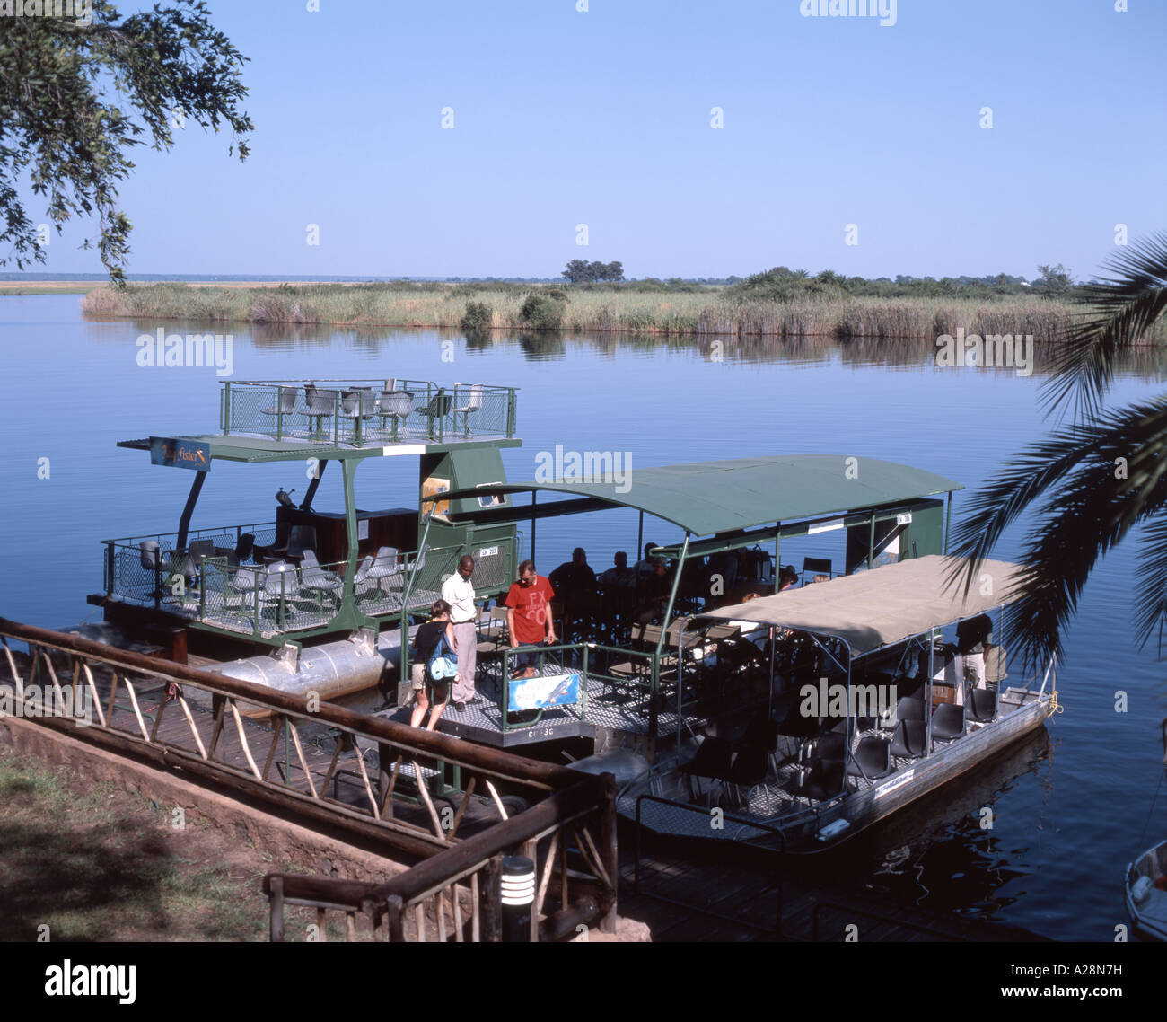 Los Barcos de Safari, el Parque Nacional Chobe, Chobe, República de Botswana Foto de stock