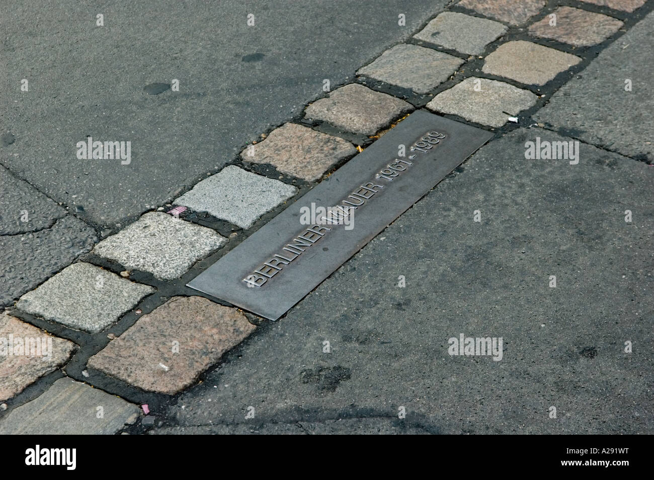 Placa marcando la línea del muro de Berlín Foto de stock
