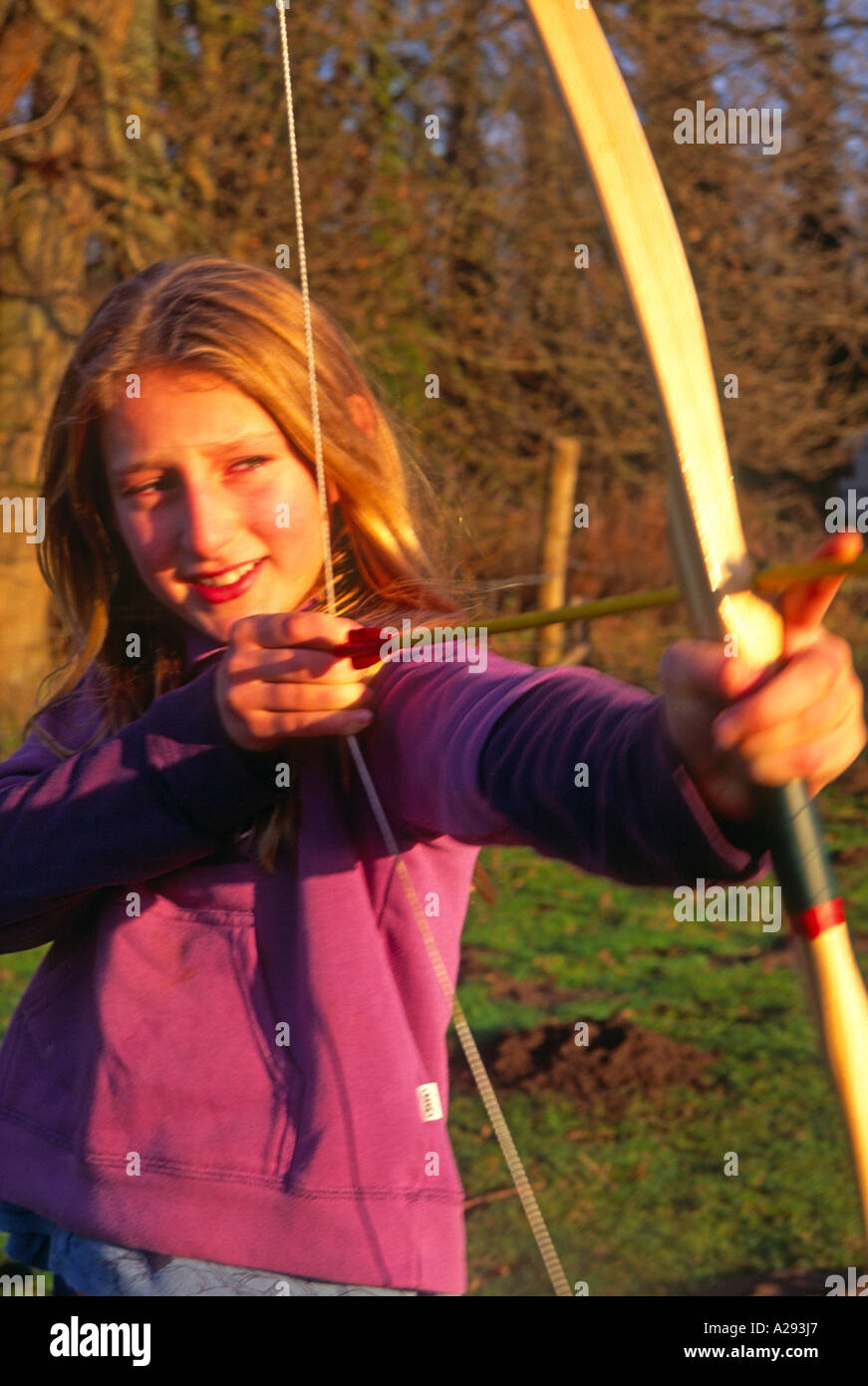 Chica disparando con arco y flechas de juguete Fotografía de stock - Alamy