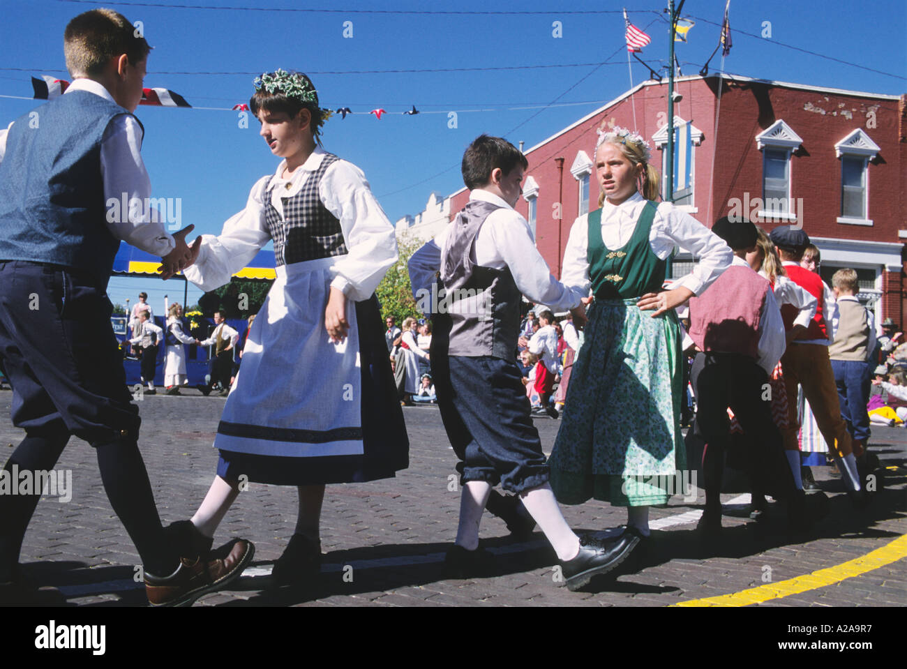 Bailarines en el Svensk Hyllningsfest festival Sueco en Lindsborg, Kansas. Foto de stock