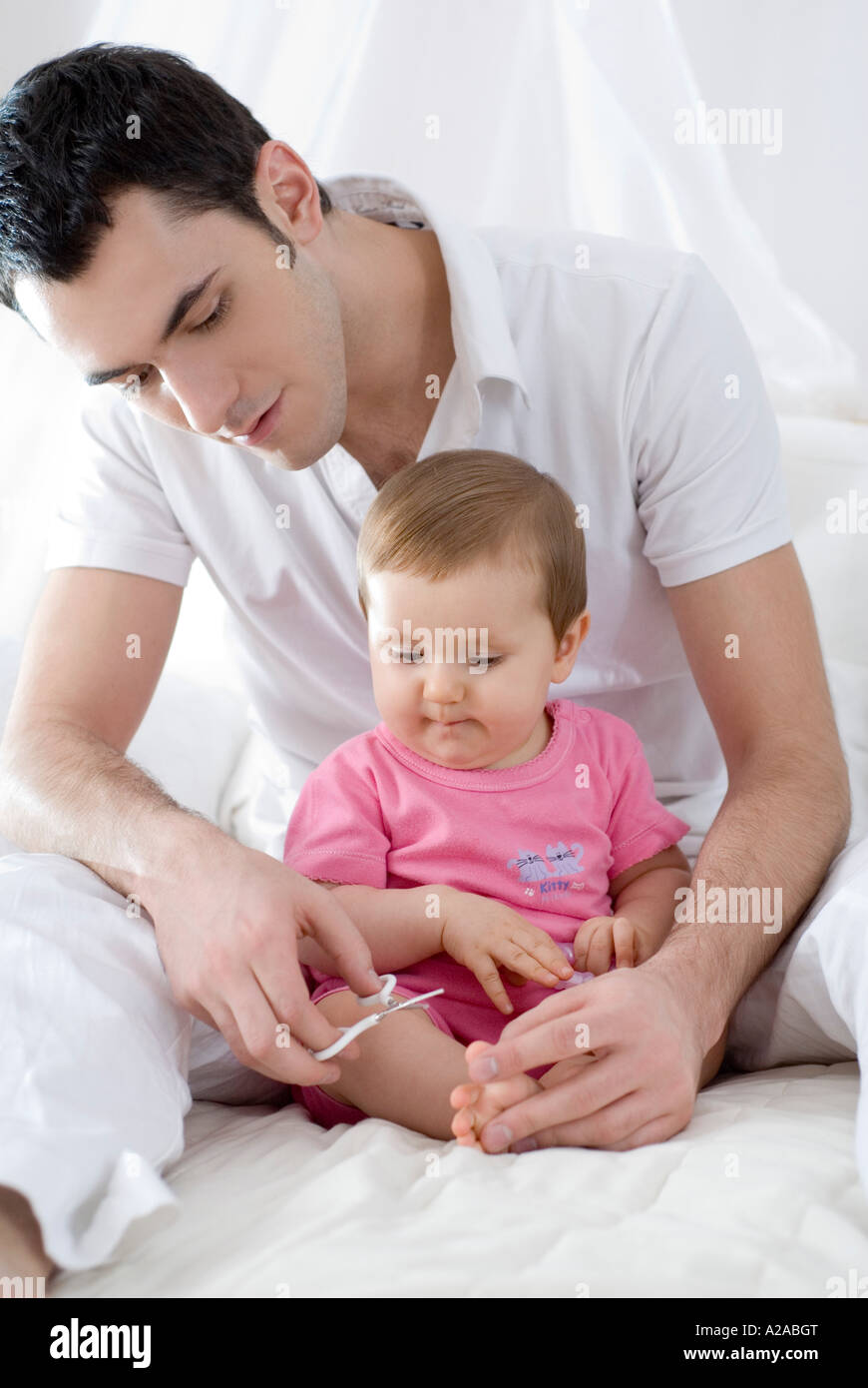 1,714 en la categoría «Cortar uñas bebé» de fotos e imágenes de stock  libres de regalías