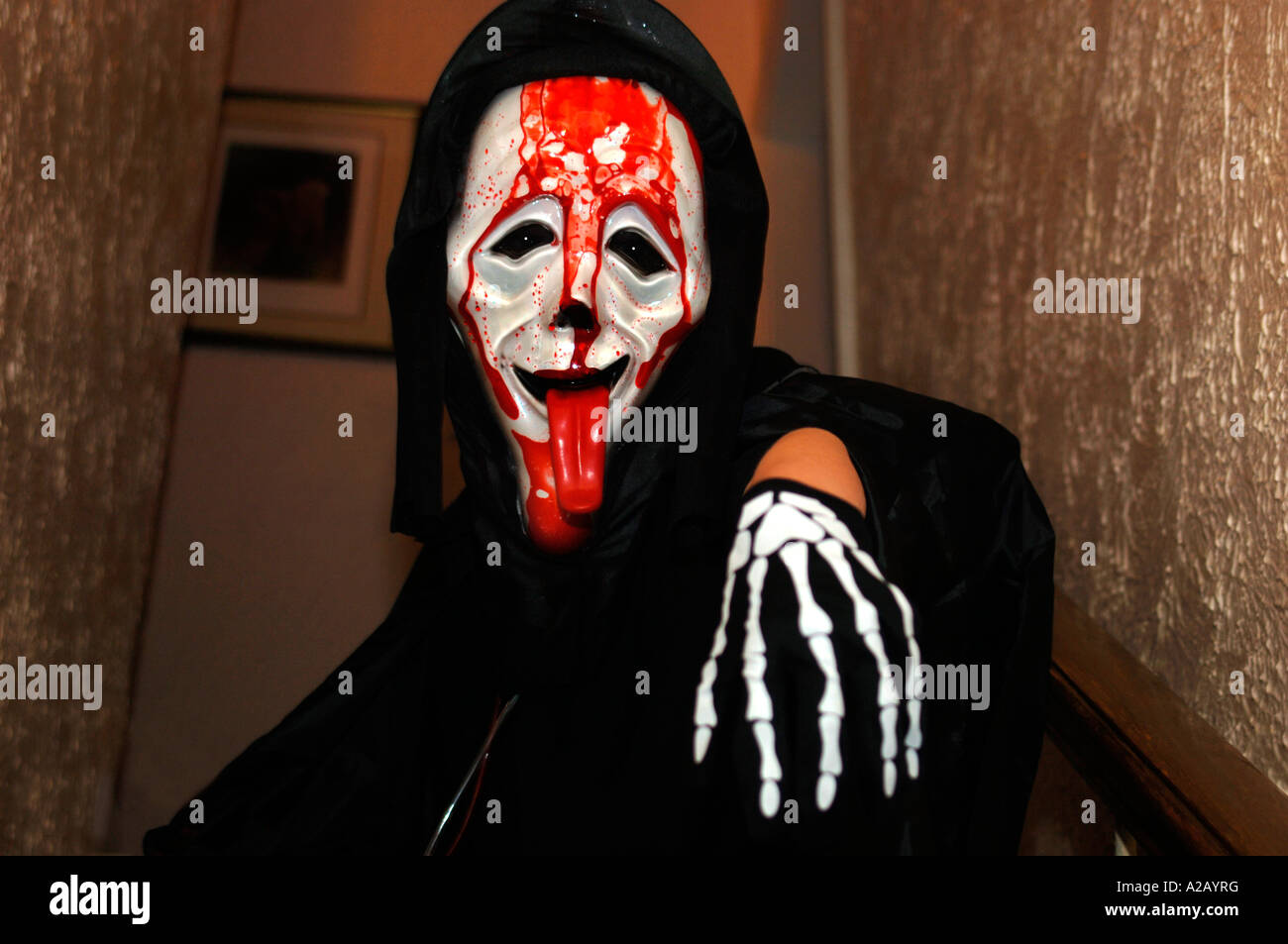 Boy disfrazados para Halloween ,llevaba una máscara y guantes Scary  én conocida como la Noche de todas las almas Fotografía de stock  - Alamy