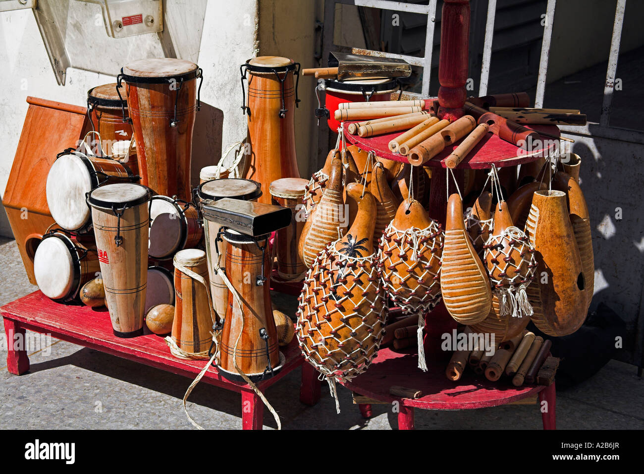 Huiros, tambores Bongo y otros instrumentos musicales para la venta,  Santiago de Cuba, Cuba Fotografía de stock - Alamy