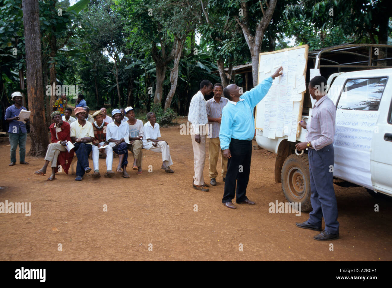 Los trabajadores de extensión y los agricultores asisten a una reunión de planificación del proyecto, la región de Kilimanjaro, Tanzania Foto de stock