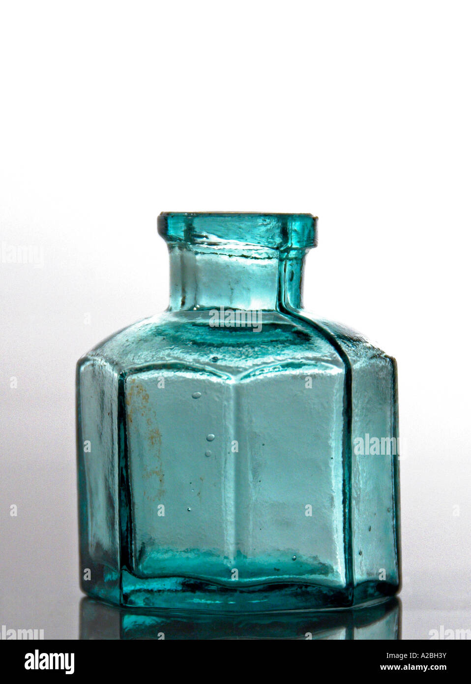 Vintage de cristal Victoriano verde Botella de tinta Foto de stock