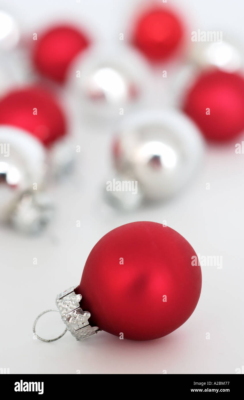 Rojo y plata Ornamentos para el árbol de Navidad Foto de stock