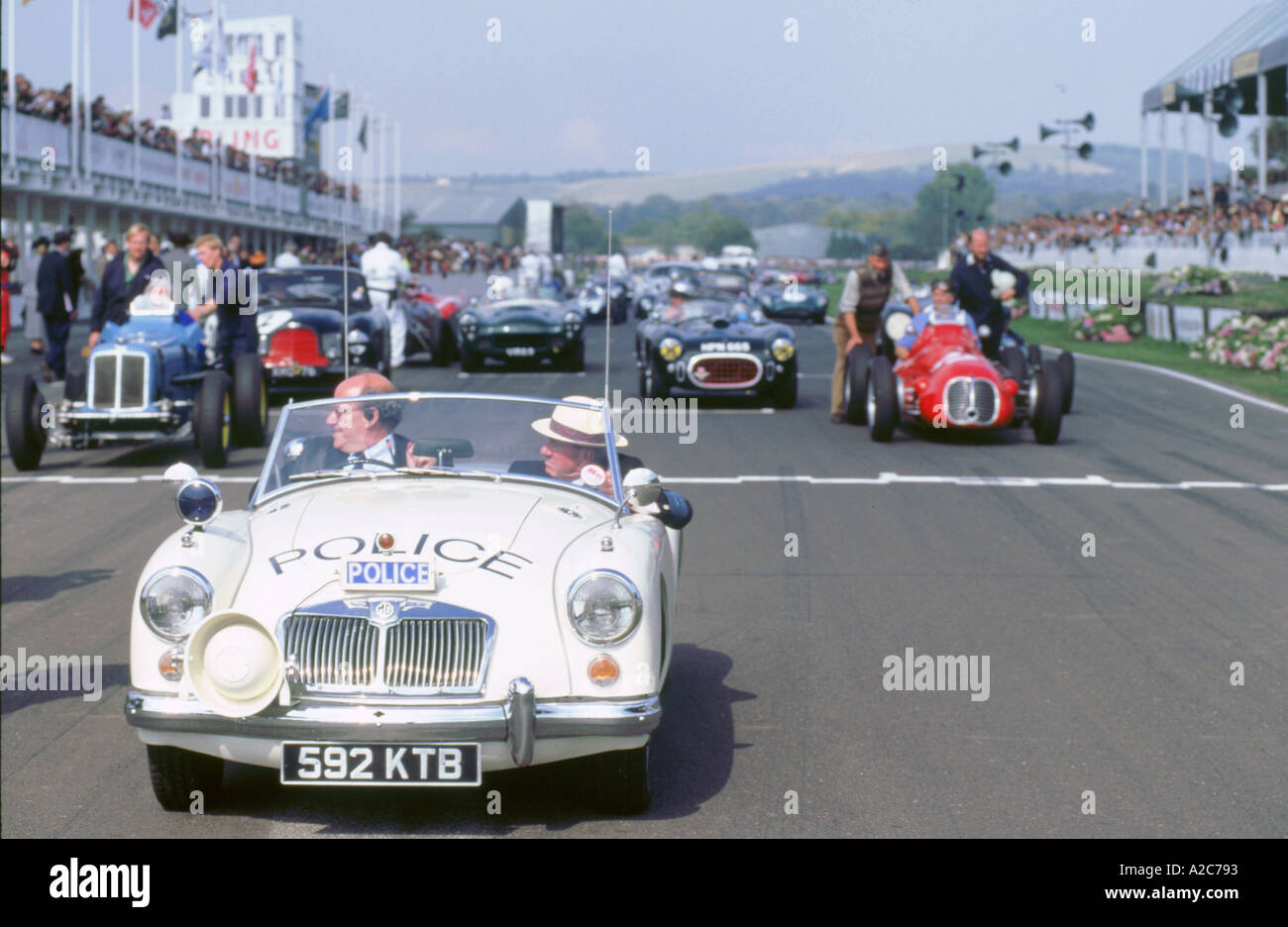1998 Goodwood revival MGA coche policial en la parrilla de salida Foto de stock