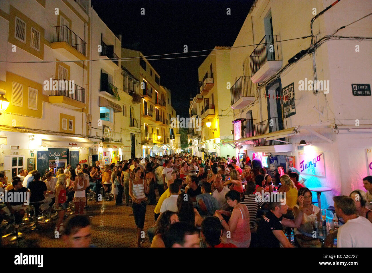 Calles estrechas, con cafés y bares en la noche en la ciudad vieja de Ibiza  la isla de Ibiza España Fotografía de stock - Alamy