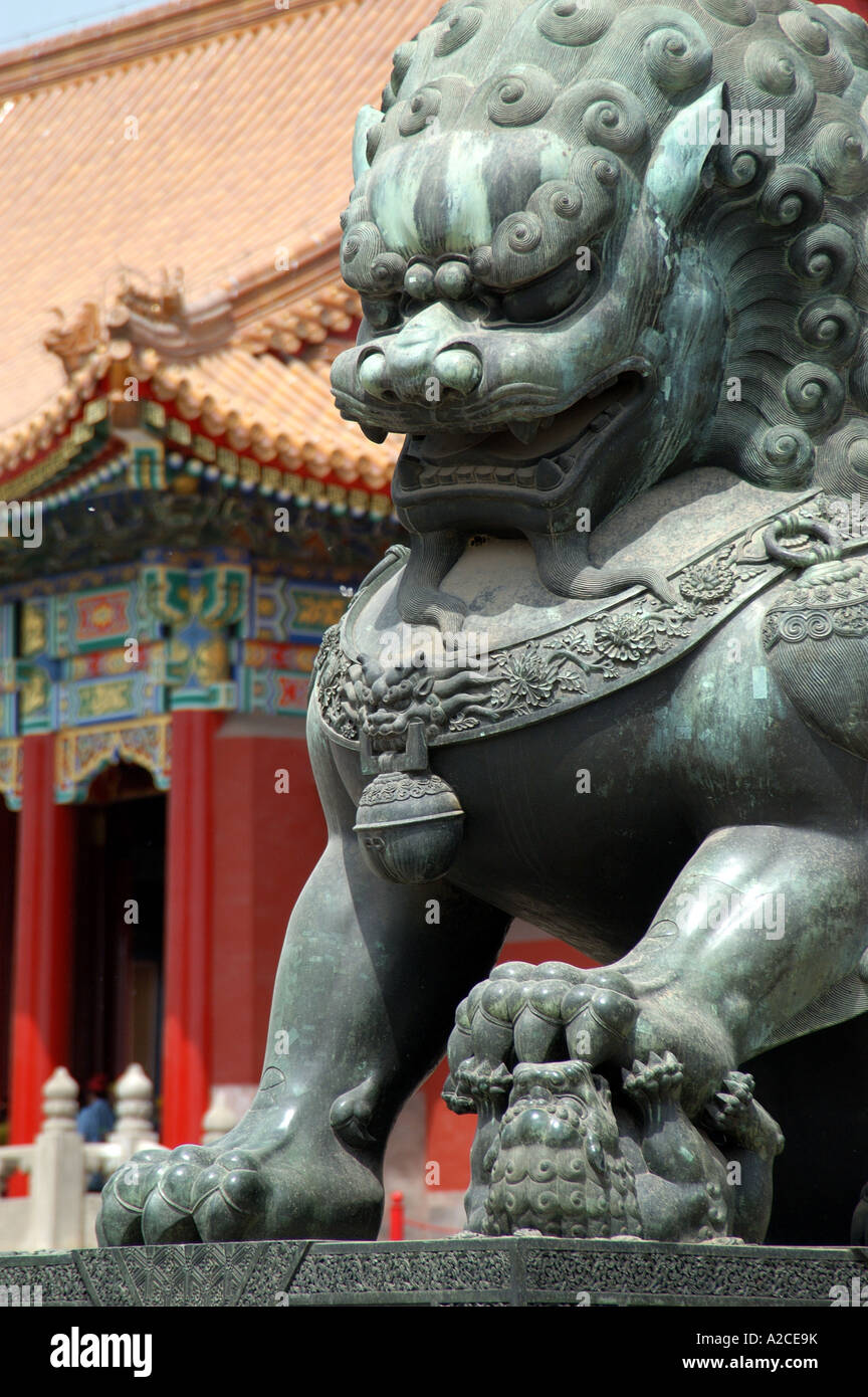 Estatua de león y la arquitectura de la Ciudad Prohibida de Pekín, China Foto de stock