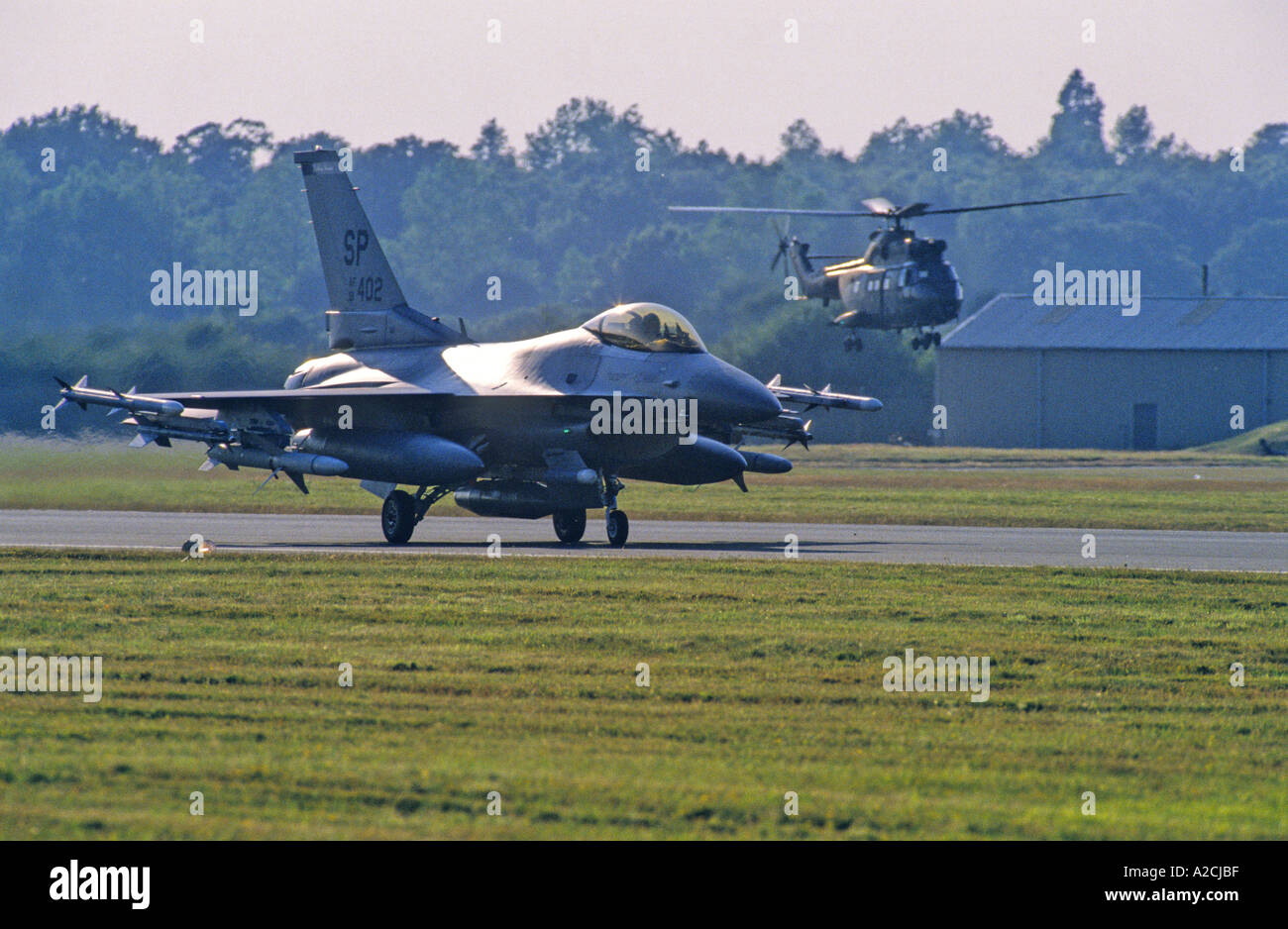 General Dynamics F-16 Falcon combates gravar en RAF Fairford Foto de stock