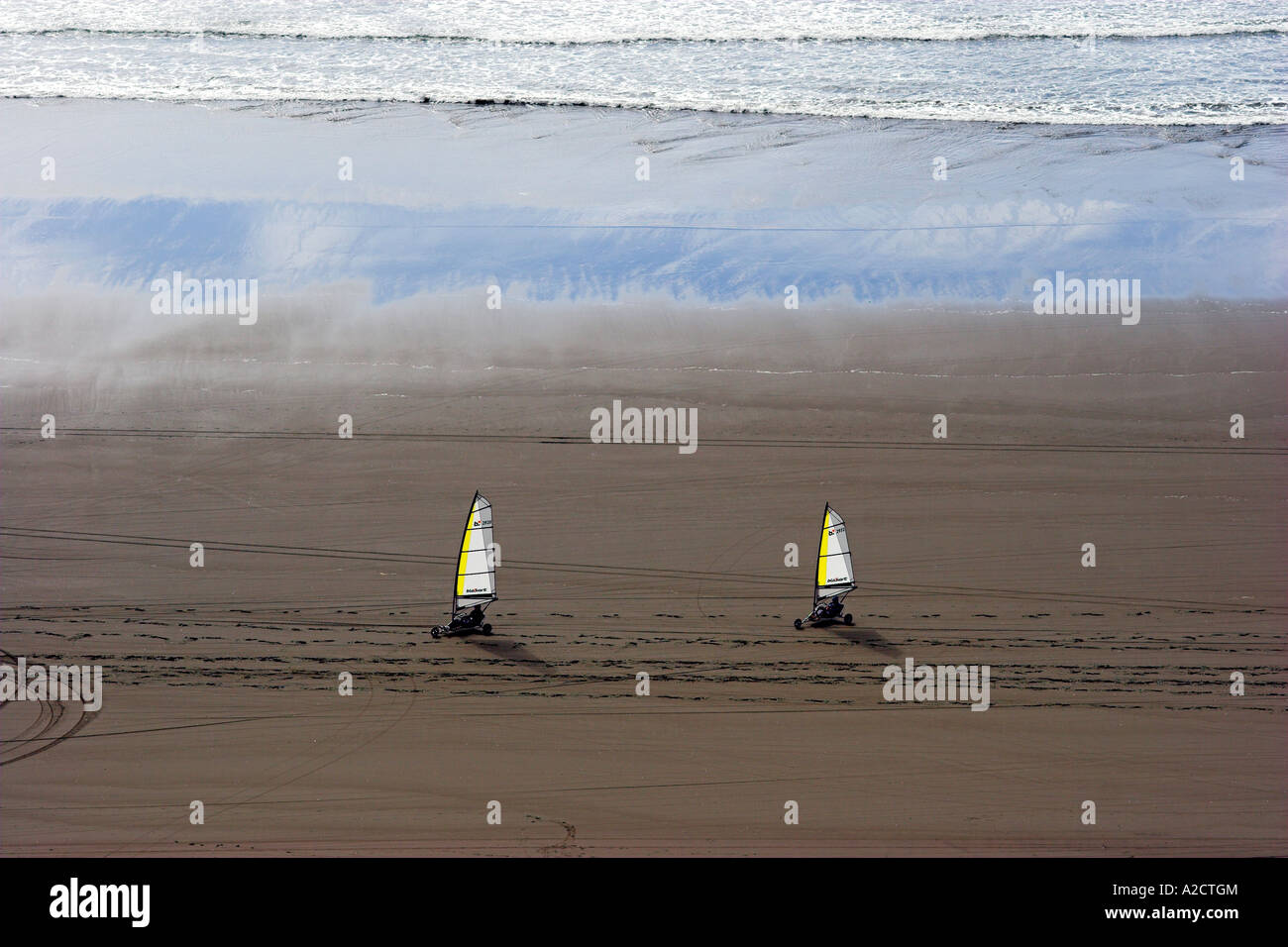 Sand Yates Racing en la amplia playa de Raglan en la costa oeste de North Island, Nueva Zelanda. Foto de stock