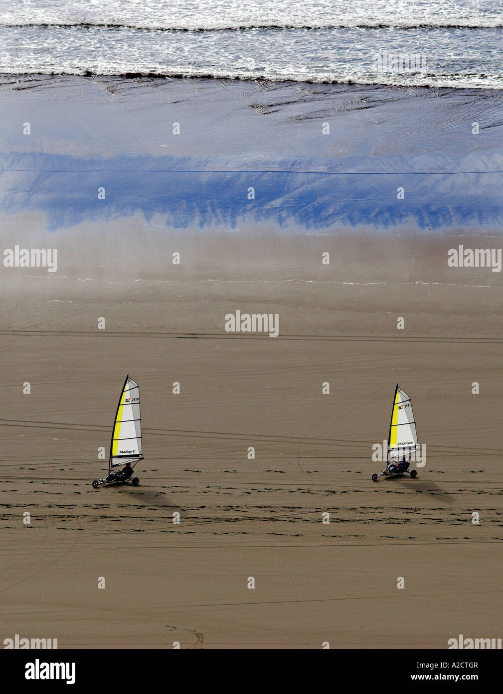 Sand Yates Racing en la amplia playa de Raglan en la costa oeste de North Island, Nueva Zelanda. Foto de stock