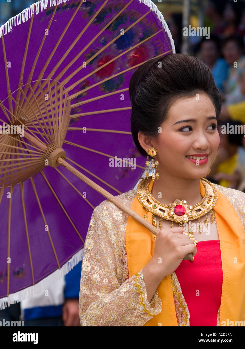 Thai women parasol fotografías e imágenes de alta resolución - Página 2 -  Alamy