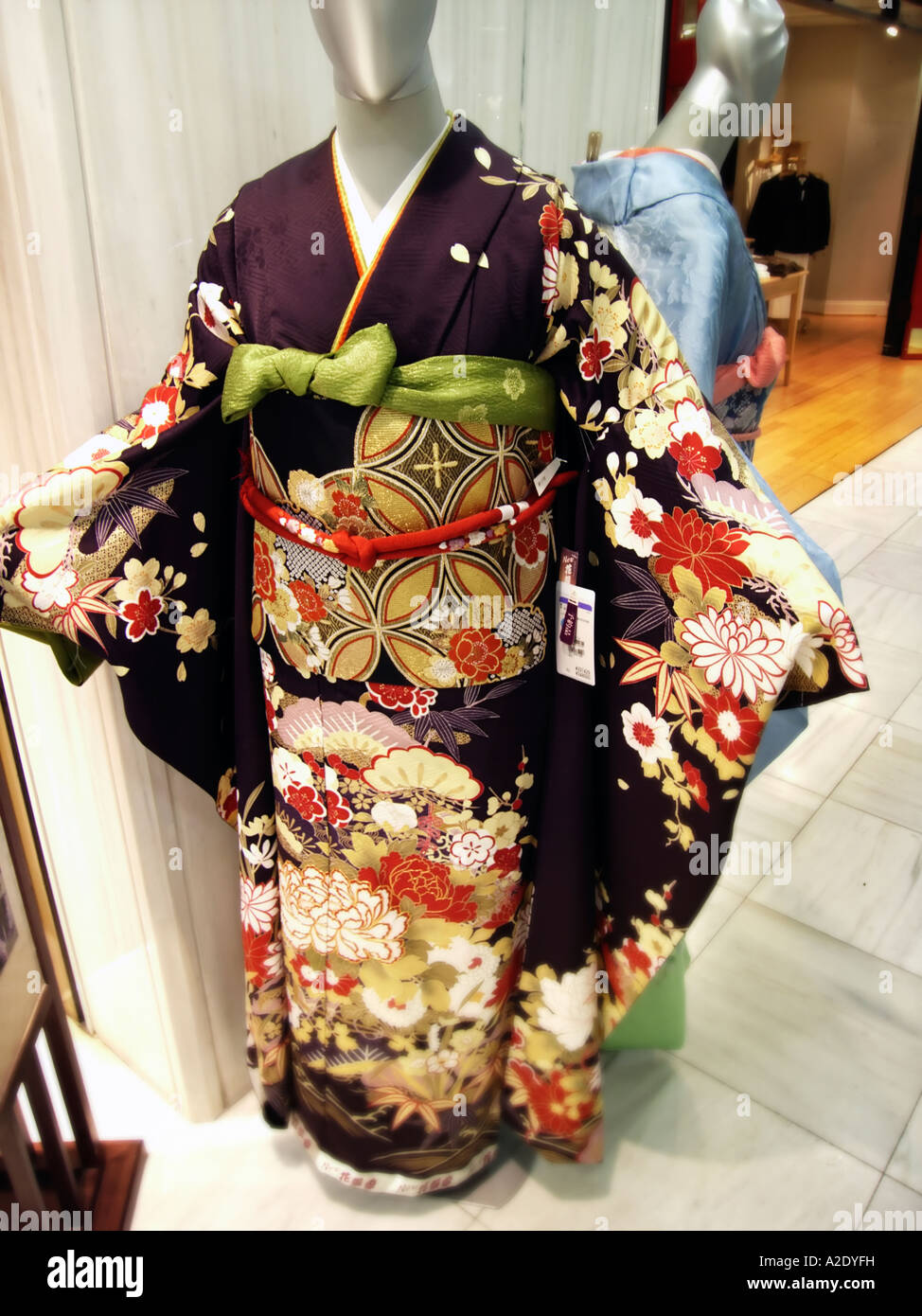 Kimono en venta traje tradicional Tokio Japón Yukata es una forma casual de  kimono Yukata significa literalmente las prendas de baño Fotografía de  stock - Alamy