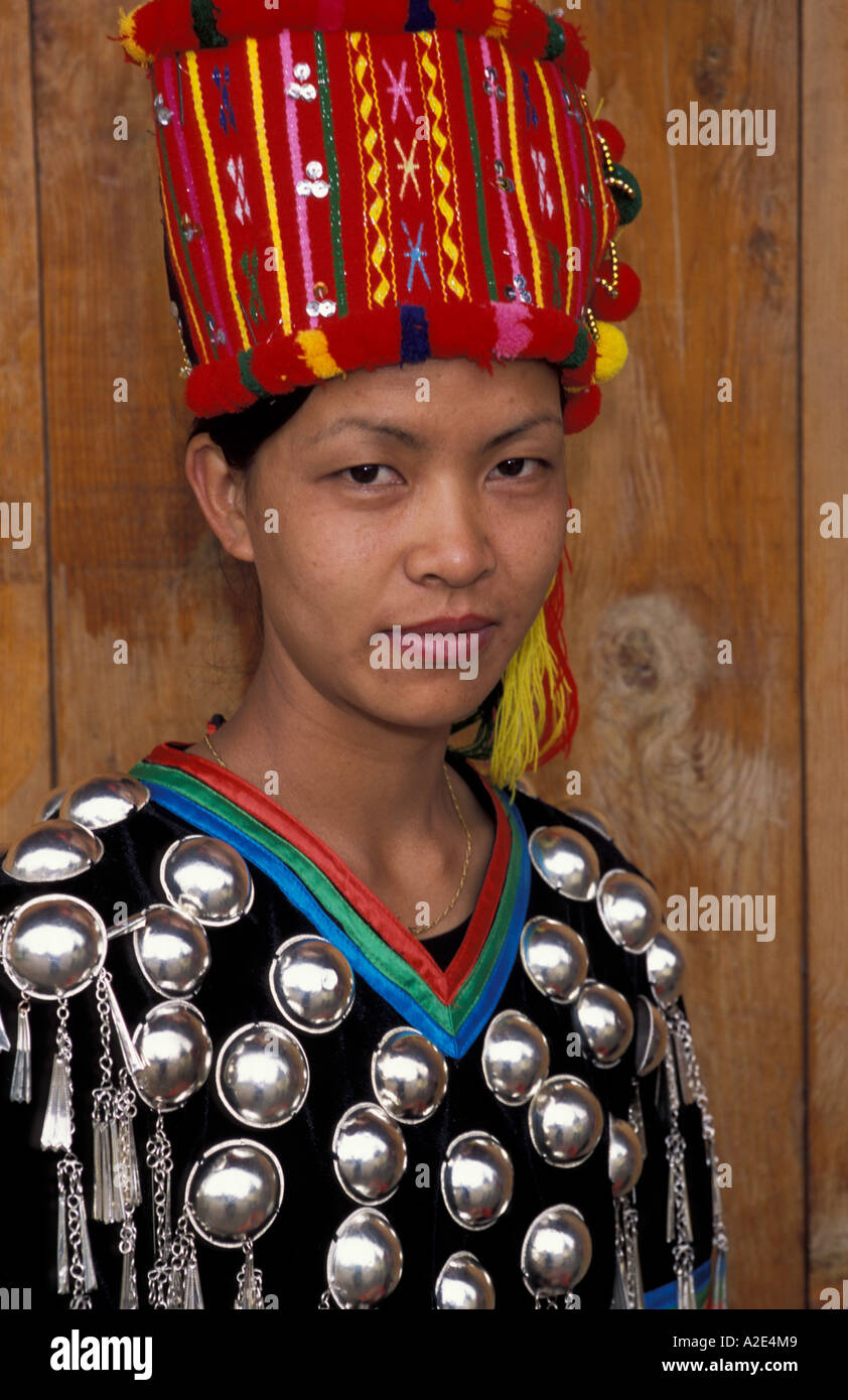 China, en la provincia de Yunnan, Kunming. Jingpo joven mujer en traje tradicional. Foto de stock