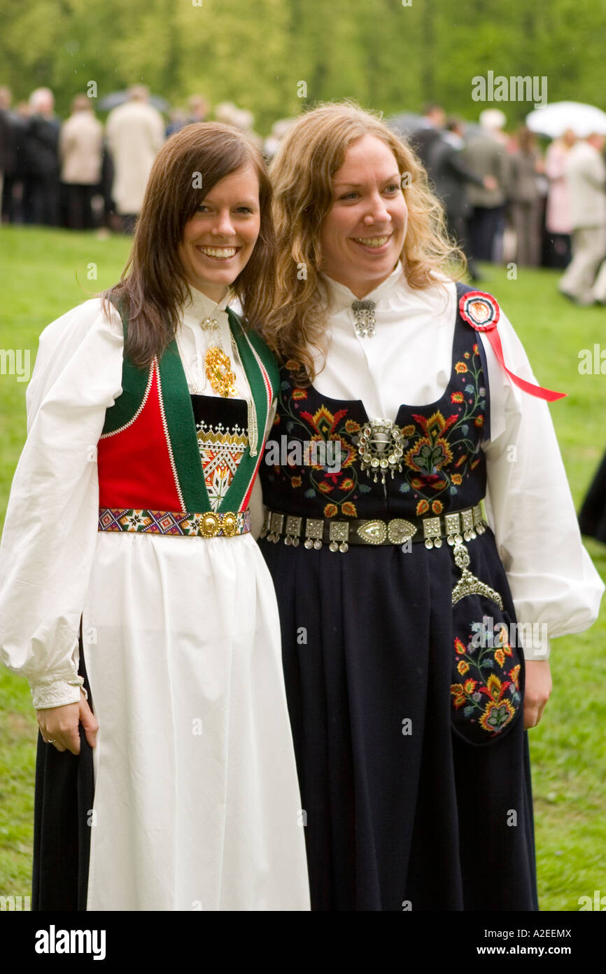 Dos mujeres noruegas en los tradicionales trajes de Noruega el 17 de mayo  día de la independencia de noruega Fotografía de stock - Alamy