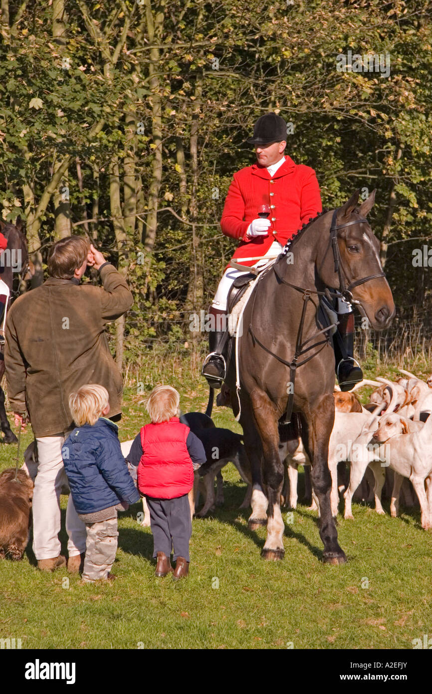 Huntsman de la Suffolk cazar con su hounds sosteniendo una taza de estribo y hablando con un partidario de Suffolk Inglaterra Foto de stock